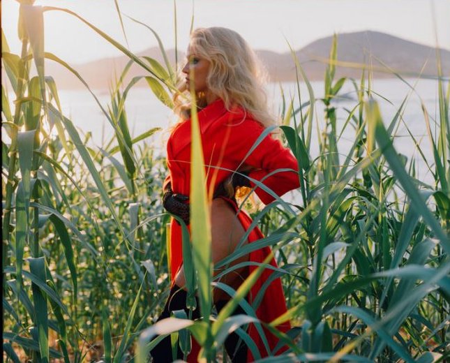 Памела Андерсон обнажилась в сексуальной фотосессии и рассказала о переезде во Францию